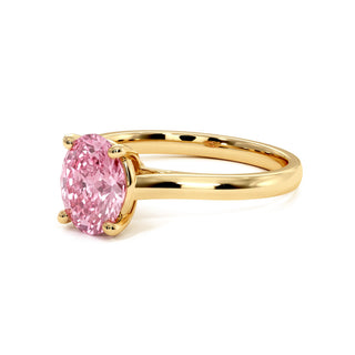 Bague Montaigne Ovale, diamant rose de laboratoire, vue de trois-quarts, or jaune 18 carats — Maison Laveran Paris