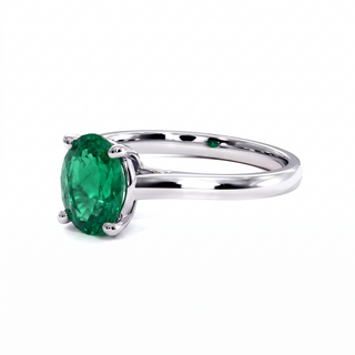 Bague Montaigne, émeraude synthétique ovale (pierre de synthèse), vue de trois-quarts, or blanc 18 carats ou platine 950 — Maison Laveran Paris