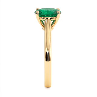 Bague Montaigne, émeraude synthétique ovale (pierre de synthèse), vue de profil, or jaune 18 carats — Maison Laveran Paris