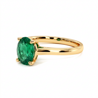 Bague Montaigne, émeraude synthétique ovale (pierre de synthèse), vue de trois-quarts, or jaune 18 carats — Maison Laveran Paris
