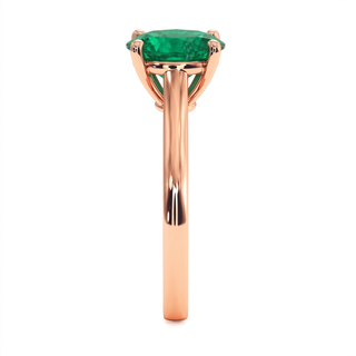 Bague Montaigne, émeraude synthétique ovale (pierre de synthèse), vue de profil, or rose 18 carats — Maison Laveran Paris