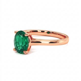 Bague Montaigne, émeraude synthétique ovale (pierre de synthèse), vue de trois-quarts, or rose 18 carats — Maison Laveran Paris