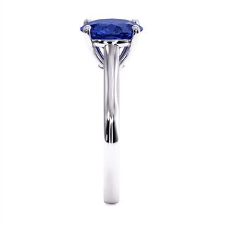 Montaigne-Ring, synthetischer blauer Saphir im Ovalschliff (synthetischer Stein), Seitenansicht, 18 Karat Weißgold oder Platin 950 — Maison Laveran Paris