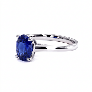 Montaigne-Ring, synthetischer blauer Saphir im Ovalschliff (synthetischer Stein), Dreiviertelansicht, 18 Karat Weißgold oder Platin 950 — Maison Laveran Paris