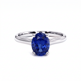 Montaigne-Ring, synthetischer blauer Saphir im Ovalschliff (synthetischer Stein), 18 Karat Weißgold oder Platin 950 — Maison Laveran Paris