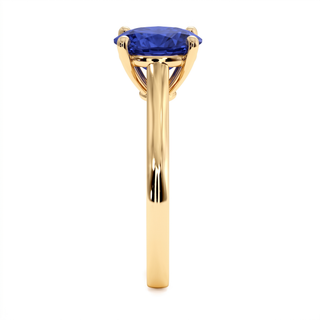 Montaigne-Ring, synthetischer blauer Saphir im Ovalschliff (synthetischer Stein), Seitenansicht, 18 Karat Gelbgold — Maison Laveran Paris