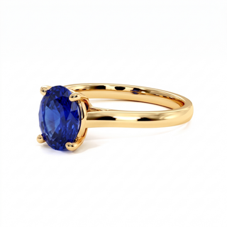 Montaigne-Ring, synthetischer blauer Saphir im Ovalschliff (synthetischer Stein), Dreiviertelansicht, 18 Karat Gelbgold — Maison Laveran Paris