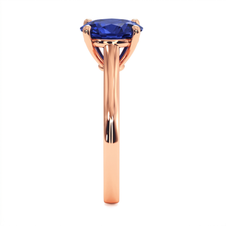 Montaigne-Ring, synthetischer blauer Saphir im Ovalschliff (synthetischer Stein), Seitenansicht, 18 Karat Roségold — Maison Laveran Paris
