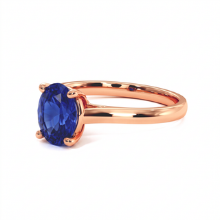 Montaigne-Ring, synthetischer blauer Saphir im Ovalschliff (synthetischer Stein), Dreiviertelansicht, 18 Karat Roségold — Maison Laveran Paris