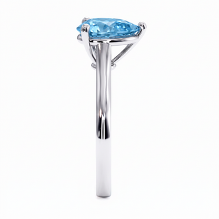 Montaigne-Ring im Tropfenschliff, blauer Labordiamant, Seitenansicht, 18 Karat Weißgold oder Platin 950 — Maison Laveran Paris