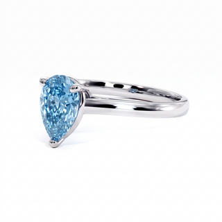 Montaigne-Ring im Tropfenschliff, blauer Labordiamant, Dreiviertelansicht, 18 Karat Weißgold oder Platin 950 — Maison Laveran Paris
