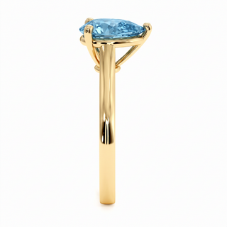 Montaigne-Ring im Tropfenschliff, blauer Labordiamant, Seitenansicht, 18 Karat Gelbgold — Maison Laveran Paris