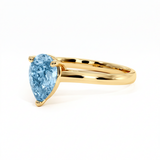 Montaigne-Ring im Tropfenschliff, blauer Labordiamant, Dreiviertelansicht, 18 Karat Gelbgold — Maison Laveran Paris