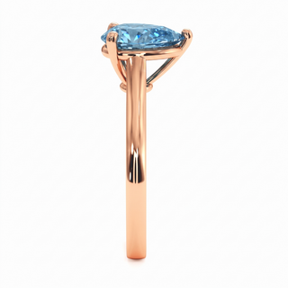 Montaigne-Ring im Tropfenschliff, blauer Labordiamant, Seitenansicht, 18 Karat Roségold — Maison Laveran Paris
