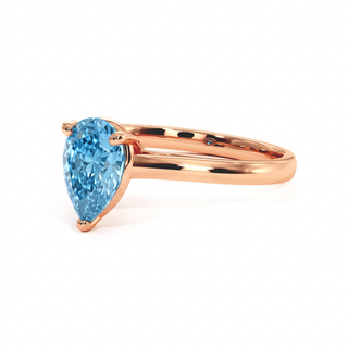 Montaigne-Ring im Tropfenschliff, blauer Labordiamant, Dreiviertelansicht, 18 Karat Roségold — Maison Laveran Paris