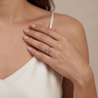 Bague Montaigne Diamant Rose Poire portée au doigt, modèle présenté en or blanc 18 carats — Maison Laveran Paris