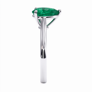 Montaigne Ring, pear-cut synthetic emerald (lab-created stone), profile view, 18k white gold or 950 platinum — Maison Laveran Paris