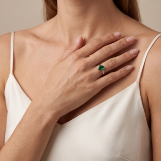 Bague Montaigne Émeraude Synthétique Poire portée au doigt, modèle présenté en or blanc 18 carats — Maison Laveran Paris