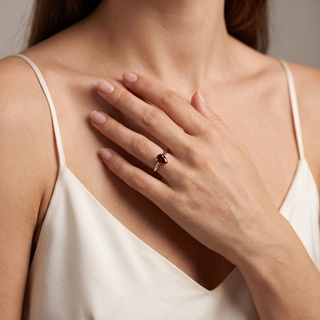 Bague Montaigne Rubis Synthétique Poire portée au doigt, modèle présenté en or blanc 18 carats — Maison Laveran Paris
