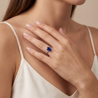 Bague Montaigne Saphir Bleu Synthétique Poire portée au doigt, modèle présenté en or blanc 18 carats — Maison Laveran Paris