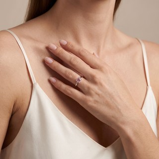 Bague Montaigne Diamant Rose Rond portée au doigt, modèle présenté en or blanc 18 carats — Maison Laveran Paris