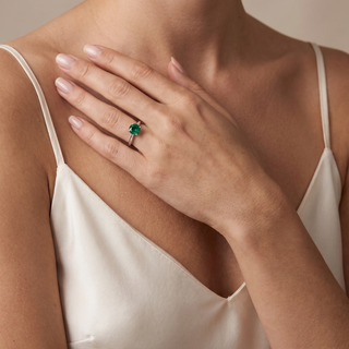 Bague Montaigne Émeraude Synthétique Rond portée au doigt, modèle présenté en or blanc 18 carats — Maison Laveran Paris