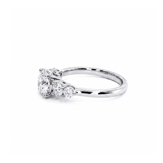 Bague Mozart, solitaire diamant rond et diamants dégressifs, or blanc 18 carats ou platine 950 — Maison Laveran Paris