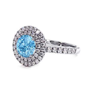 Bague Odéon Double Halo Rond, diamant bleu de laboratoire, vue de trois-quarts, or blanc 18 carats ou platine 950 — Maison Laveran Paris