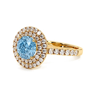 Bague Odéon Double Halo Rond, diamant bleu de laboratoire, vue de trois-quarts, or jaune 18 carats — Maison Laveran Paris