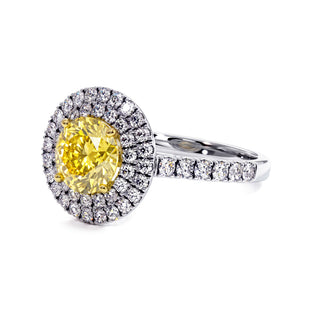 Bague Odéon Double Halo Rond, diamant jaune de laboratoire, vue de trois-quarts, or blanc 18 carats ou platine 950 — Maison Laveran Paris