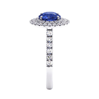 Bague Odéon Double Halo Rond, saphir bleu synthétique (pierre de synthèse), vue de profil, or blanc 18 carats ou platine 950 — Maison Laveran Paris