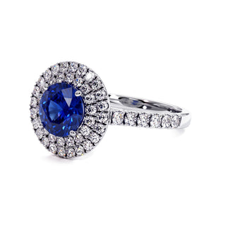 Bague Odéon Double Halo Rond, saphir bleu synthétique (pierre de synthèse), vue de trois-quarts, or blanc 18 carats ou platine 950 — Maison Laveran Paris