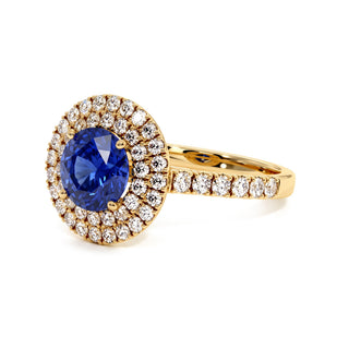Bague Odéon Double Halo Rond, saphir bleu synthétique (pierre de synthèse), vue de trois-quarts, or jaune 18 carats — Maison Laveran Paris