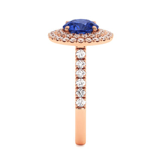 Bague Odéon Double Halo Rond, saphir bleu synthétique (pierre de synthèse), vue de profil, or rose 18 carats — Maison Laveran Paris