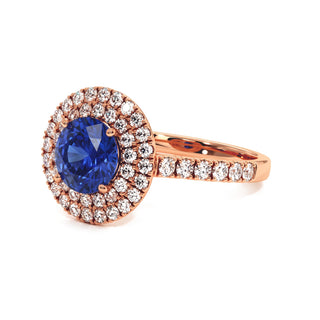 Bague Odéon Double Halo Rond, saphir bleu synthétique (pierre de synthèse), vue de trois-quarts, or rose 18 carats — Maison Laveran Paris