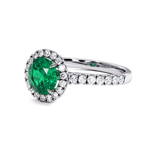Odéon Round Ring, synthetic emerald (lab-created stone), three-quarter view, 18k white gold or 950 platinum — Maison Laveran Paris
