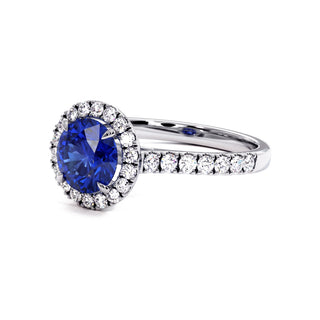 Bague Odéon Rond, saphir bleu synthétique (pierre de synthèse), vue de trois-quarts, or blanc 18 carats ou platine 950 — Maison Laveran Paris
