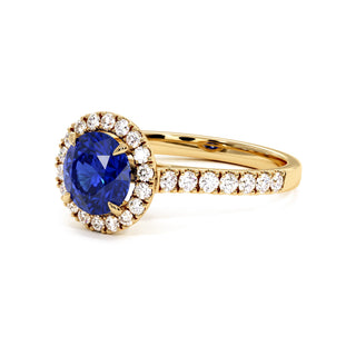 Bague Odéon Rond, saphir bleu synthétique (pierre de synthèse), vue de trois-quarts, or jaune 18 carats — Maison Laveran Paris