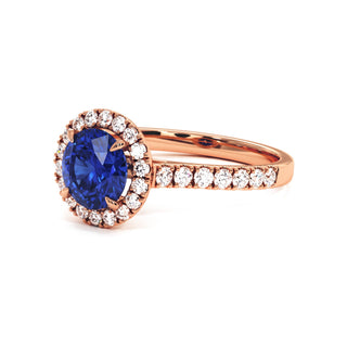Bague Odéon Rond, saphir bleu synthétique (pierre de synthèse), vue de trois-quarts, or rose 18 carats — Maison Laveran Paris