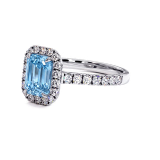 Bague Odéon Taille Émeraude, diamant bleu de laboratoire, vue de trois-quarts, or blanc 18 carats ou platine 950 — Maison Laveran Paris