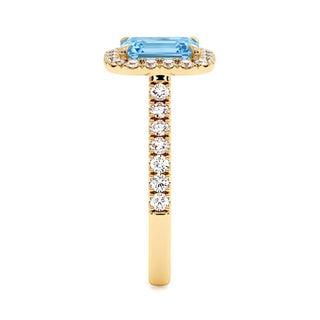 Bague Odéon Taille Émeraude, diamant bleu de laboratoire, vue de profil, or jaune 18 carats — Maison Laveran Paris
