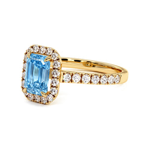 Bague Odéon Taille Émeraude, diamant bleu de laboratoire, vue de trois-quarts, or jaune 18 carats — Maison Laveran Paris