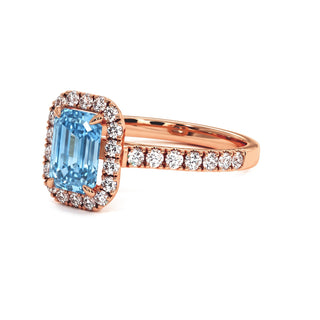Bague Odéon Taille Émeraude, diamant bleu de laboratoire, vue de trois-quarts, or rose 18 carats — Maison Laveran Paris