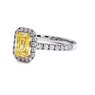 Bague Odéon Taille Émeraude, diamant jaune de laboratoire, vue de trois-quarts, or blanc 18 carats ou platine 950 — Maison Laveran Paris