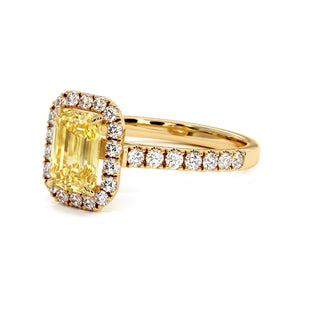 Bague Odéon Taille Émeraude, diamant jaune de laboratoire, vue de trois-quarts, or jaune 18 carats — Maison Laveran Paris