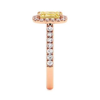 Bague Odéon Taille Émeraude, diamant jaune de laboratoire, vue de profil, or rose 18 carats — Maison Laveran Paris
