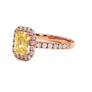 Bague Odéon Taille Émeraude, diamant jaune de laboratoire, vue de trois-quarts, or rose 18 carats — Maison Laveran Paris