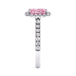 Bague Odéon Taille Émeraude, diamant rose de laboratoire, vue de profil, or blanc 18 carats ou platine 950 — Maison Laveran Paris
