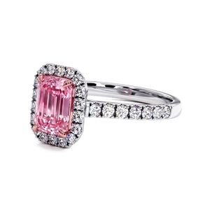 Bague Odéon Taille Émeraude, diamant rose de laboratoire, vue de trois-quarts, or blanc 18 carats ou platine 950 — Maison Laveran Paris