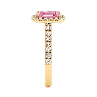 Bague Odéon Taille Émeraude, diamant rose de laboratoire, vue de profil, or jaune 18 carats — Maison Laveran Paris